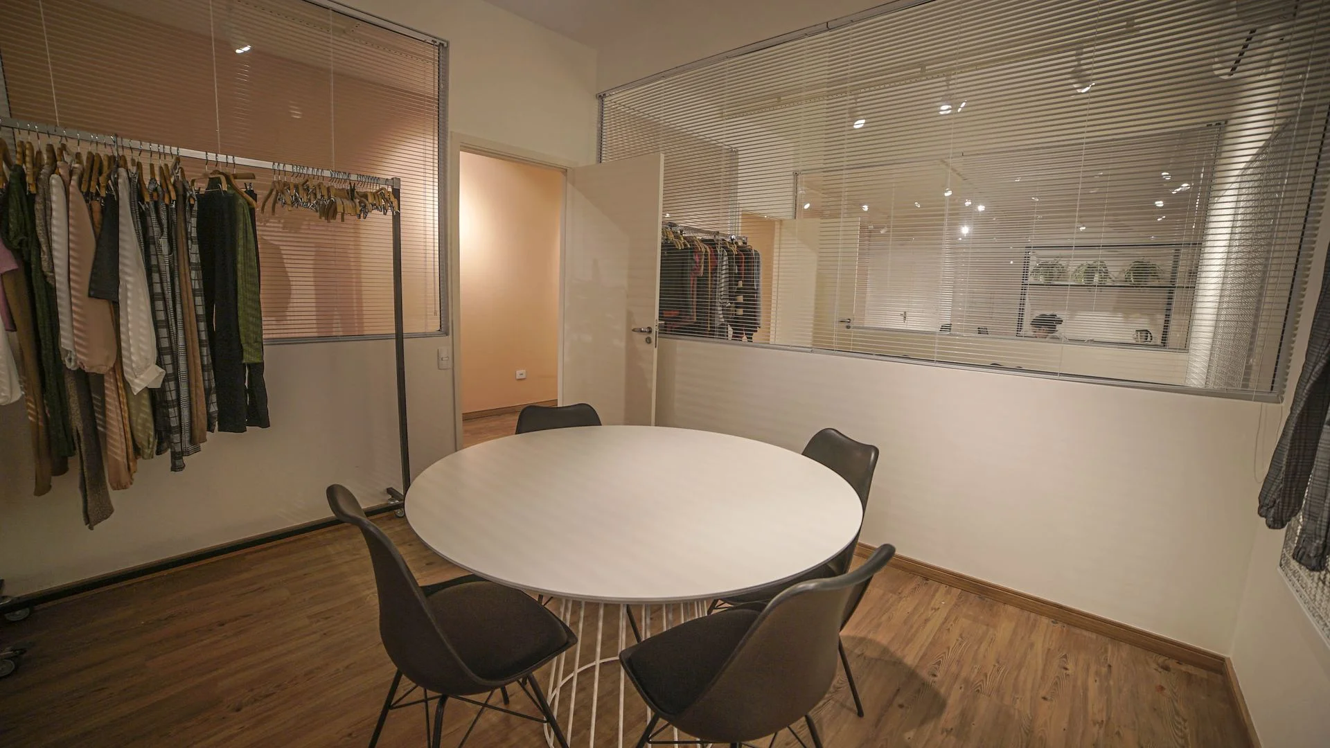 Show Room 06