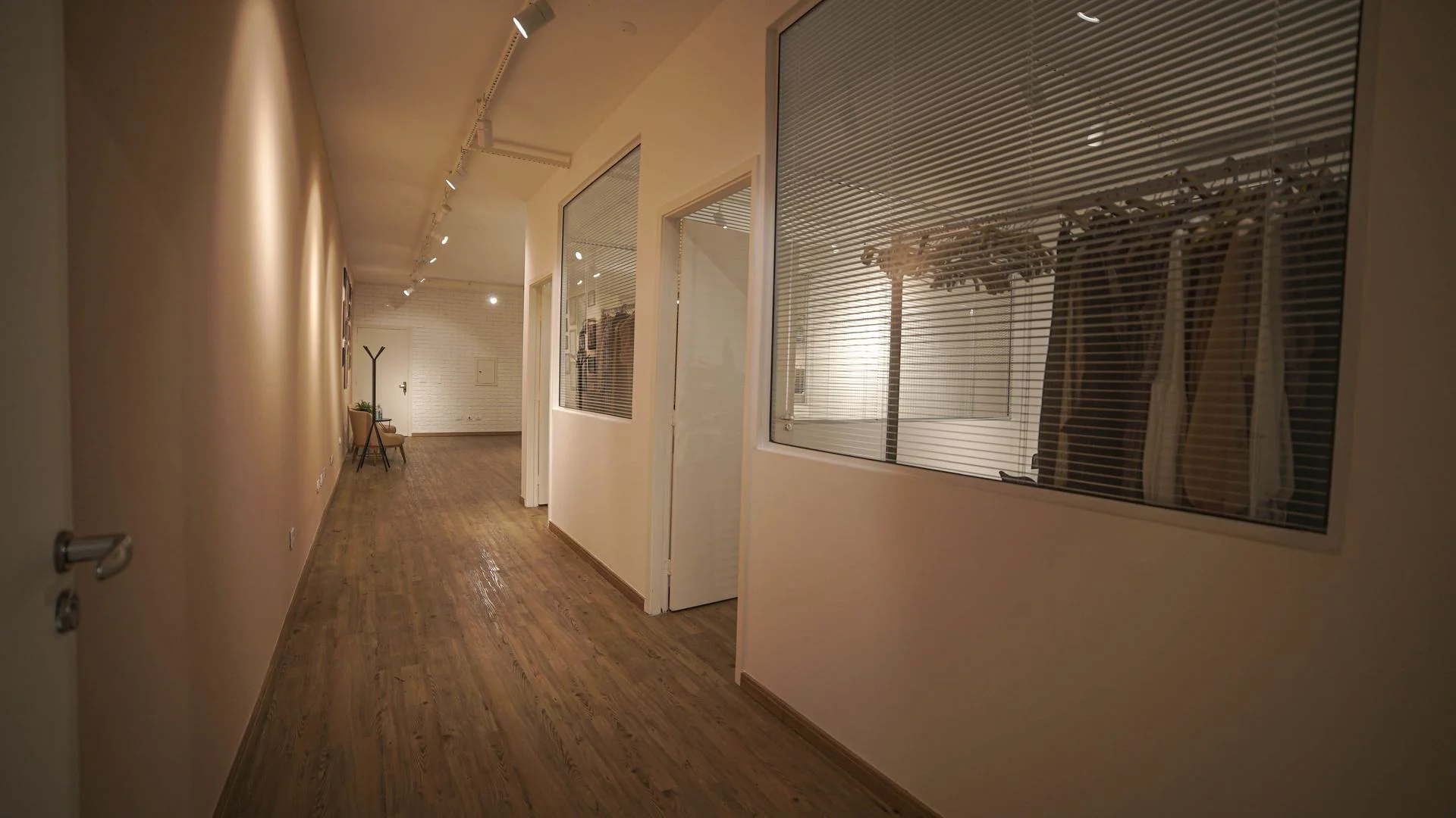 Show Room 04