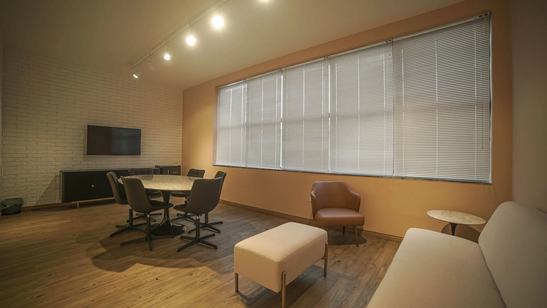 Show Room 01